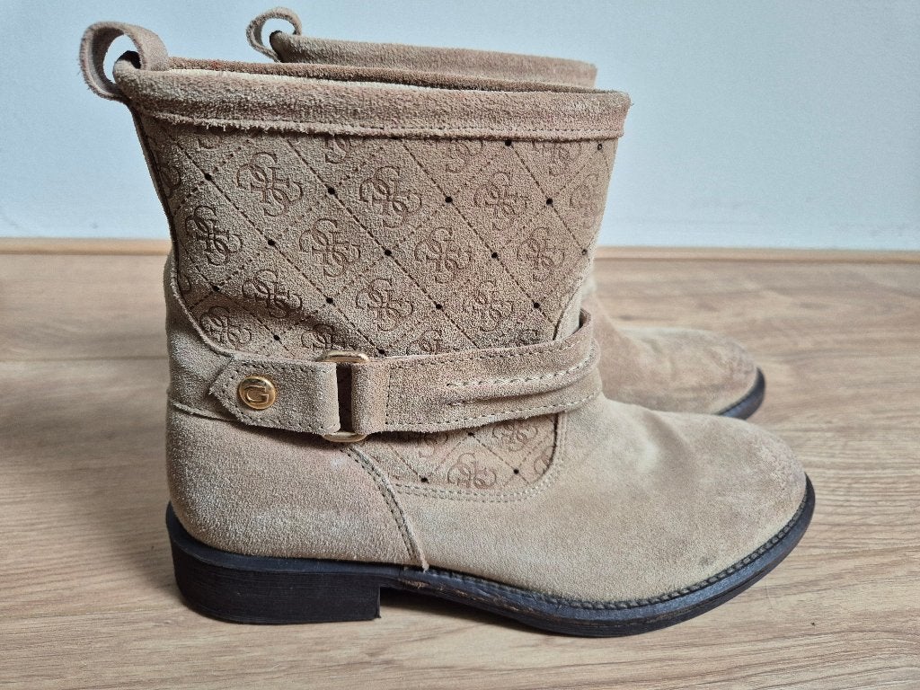 Sch107 - Beige suede Guess laarzen maat 39 (1), Ophalen of Verzenden, Zo goed als nieuw, Beige, Lage of Enkellaarzen