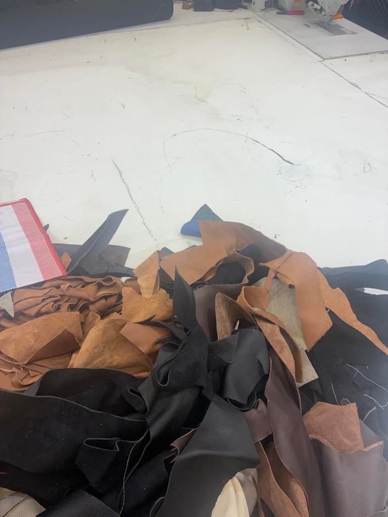Ruim 14 kg leerrestanten - Diverse kleuren en maten, Verzenden, Nieuw, Overige kleuren, Leer of Kunstleer