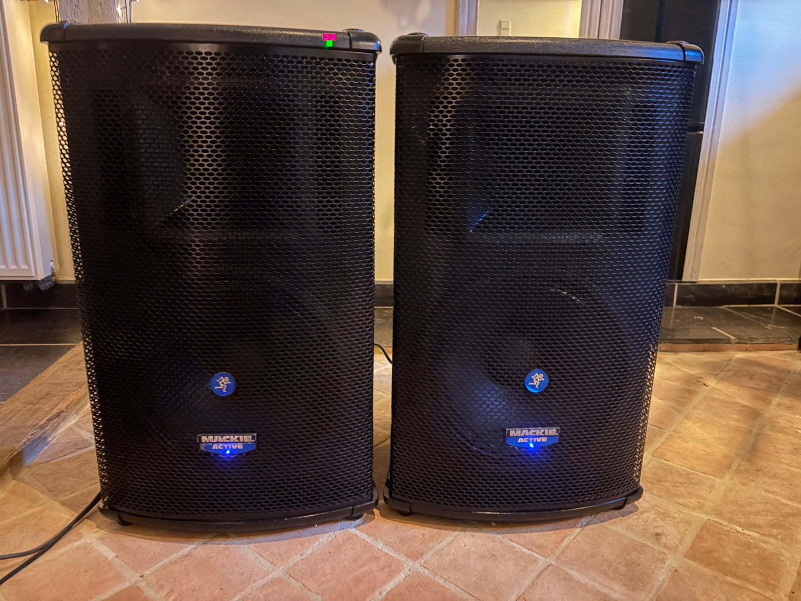 2 X Mackie SA1521z met 2 flightcases!!! 1100W RMS, Ophalen, Zo goed als nieuw, Overige merken