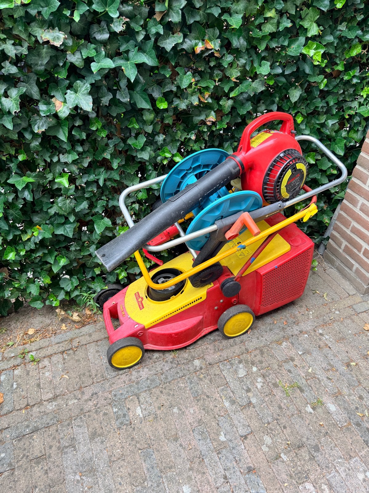 Oud ijzer: grasmaaier en bladblazer (defect), Ophalen, Gebruikt, Elektrische grasmaaier