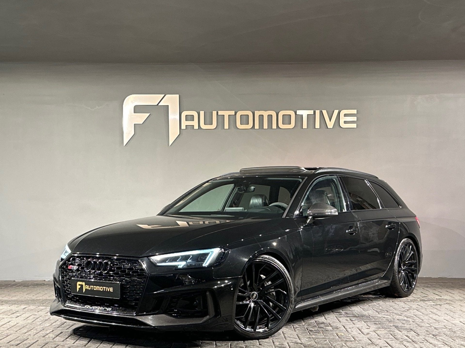 Audi RS4 Avant 2.9 TFSI quattro Ceramic|Pano|HuD|RS Seat|B&O, Auto's, Audi, Automaat, Gebruikt, Zwart, Vierwielaandrijving
