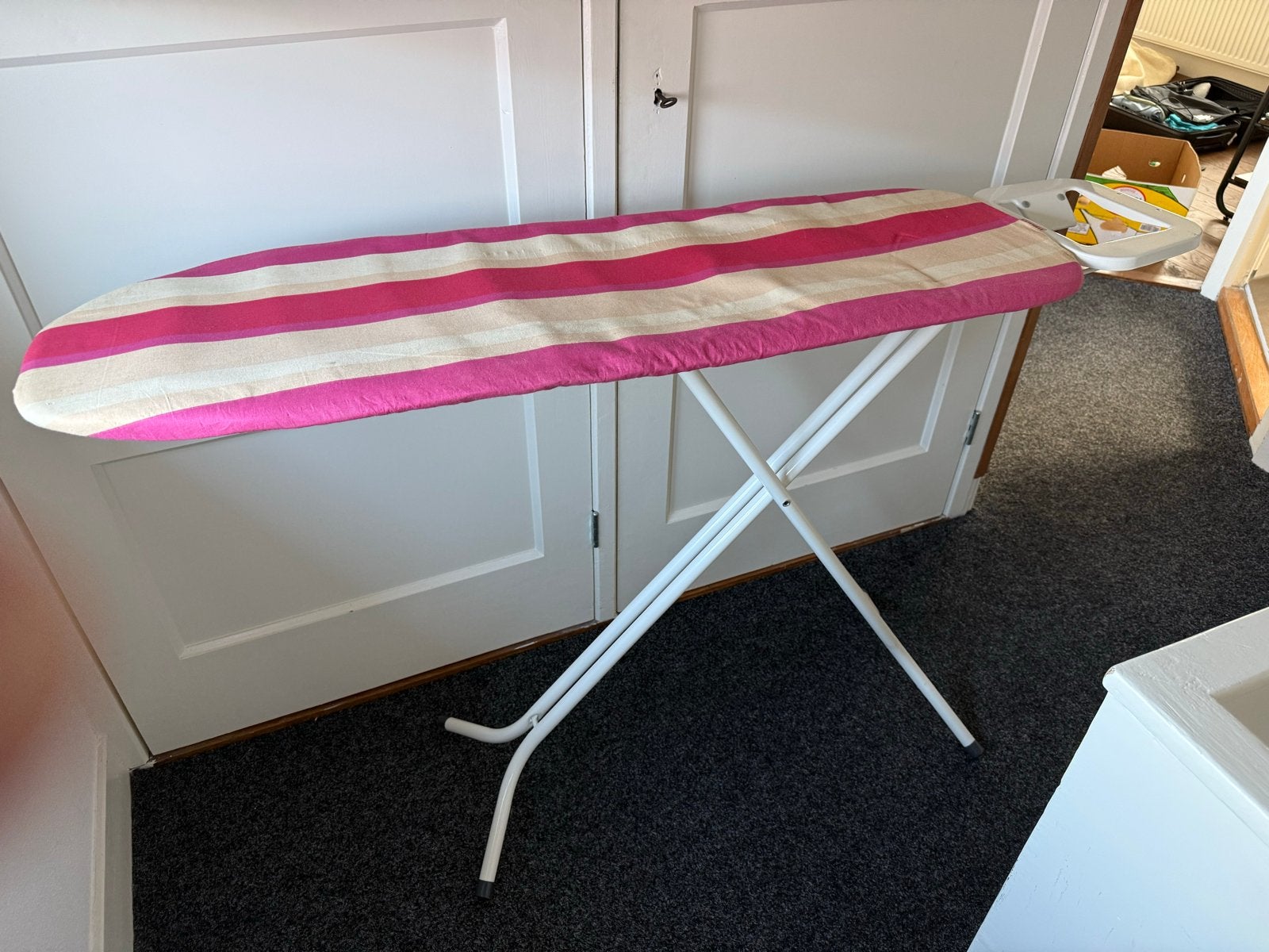 Leifheit Strijkplank met roze gestreepte hoes, Ophalen, Gebruikt, Strijkijzer met snoer