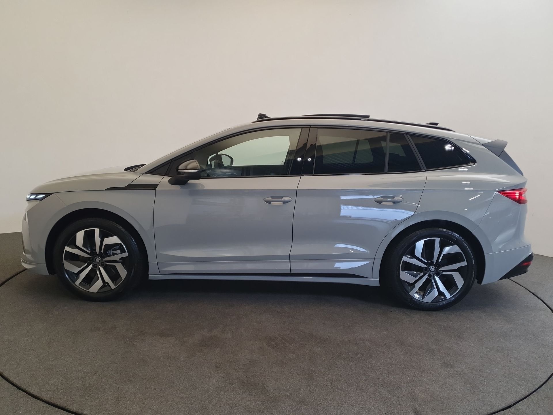 Skoda Enyaq 85 Sportline 82 kWh 286pk 2.000kg trekgewicht, P, Automaat, Achterwielaandrijving, Zwart, Nieuw