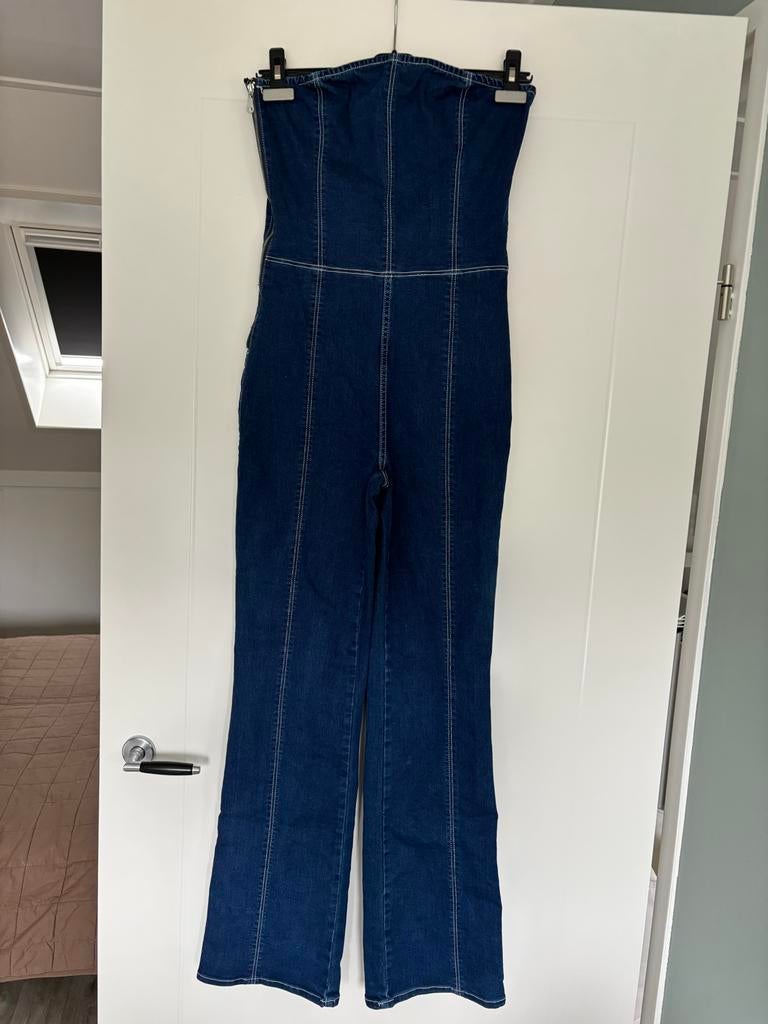 Bershka Strapless Denim Jumpsuit - Maat M, Kleding | Dames, Jumpsuits, Maat 38/40 (M), Blauw, Zo goed als nieuw, Bershka