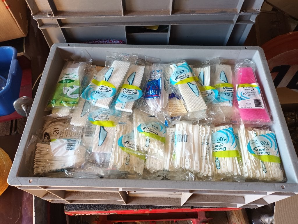 Paar kratten plastic bestek, bekers en rietjes, Ophalen, Kunststof, Overige typen, Nieuw