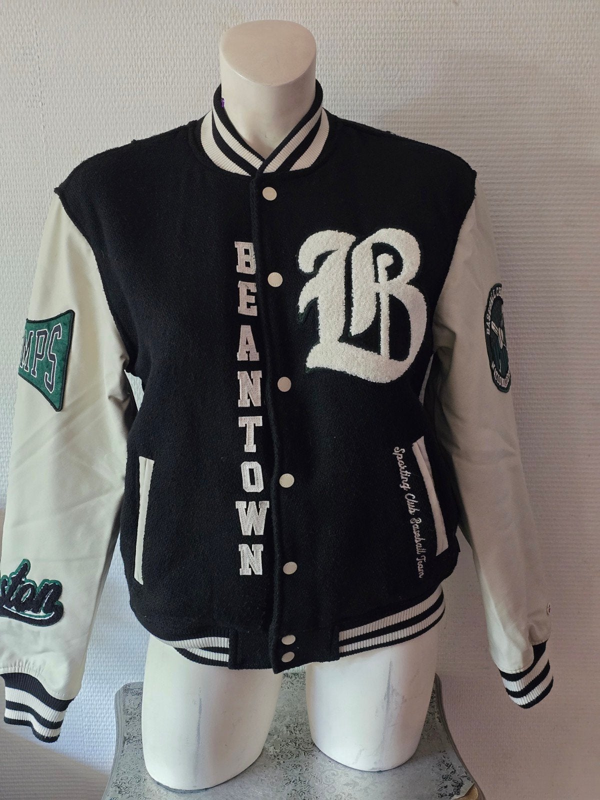 America Today Varsity Jacket Boston - Maat XS, Zwart, Ophalen of Verzenden, Maat 34 (XS) of kleiner, America Today