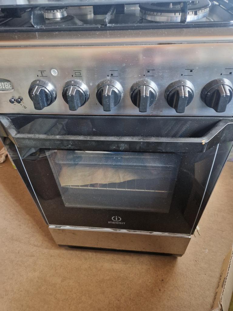 Indesit gasfornuis met oven, Witgoed en Apparatuur, Fornuizen, Ophalen, Gebruikt, 4 kookzones, Gas