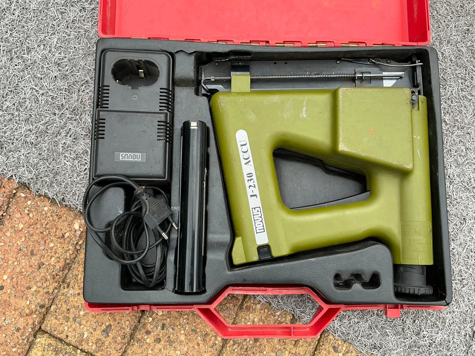 Novus accu tacker/nieter 9,6V, Ophalen of Verzenden, Gebruikt