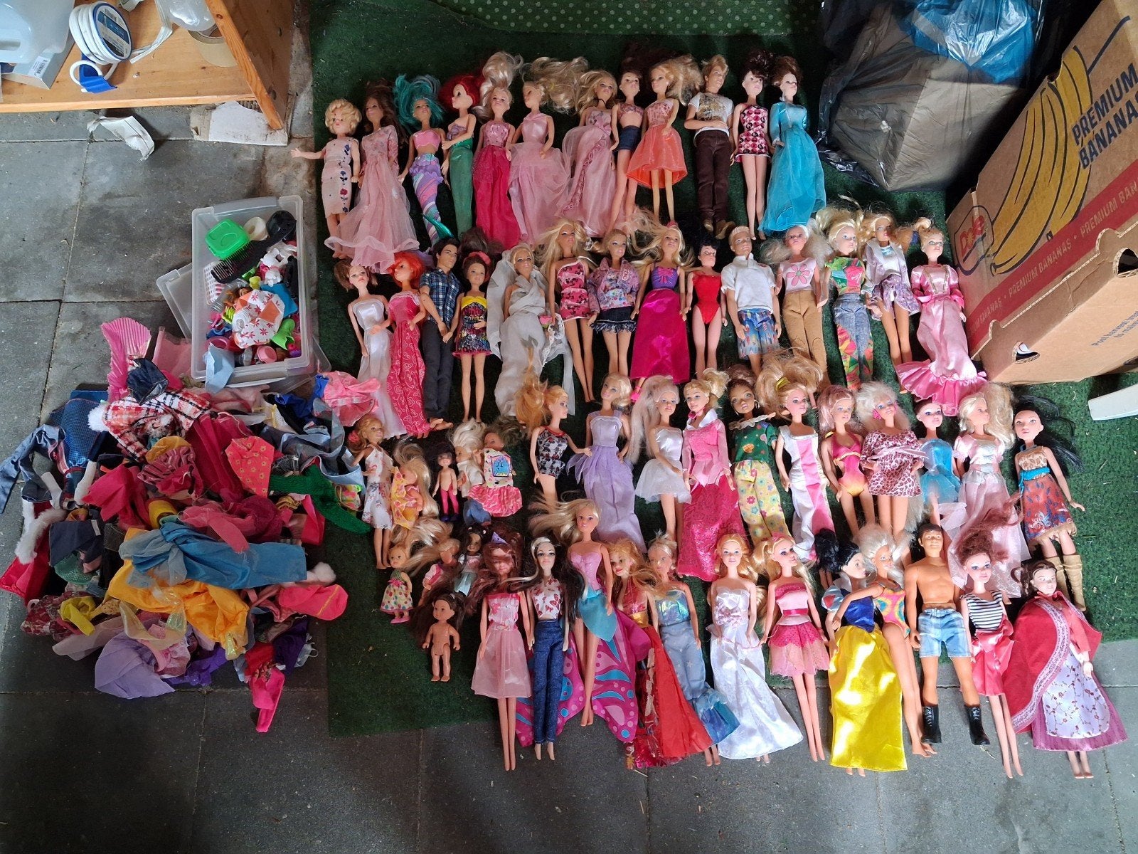 Partij barbies met kleding en doosje met spullen, Ophalen, Zo goed als nieuw, Barbie