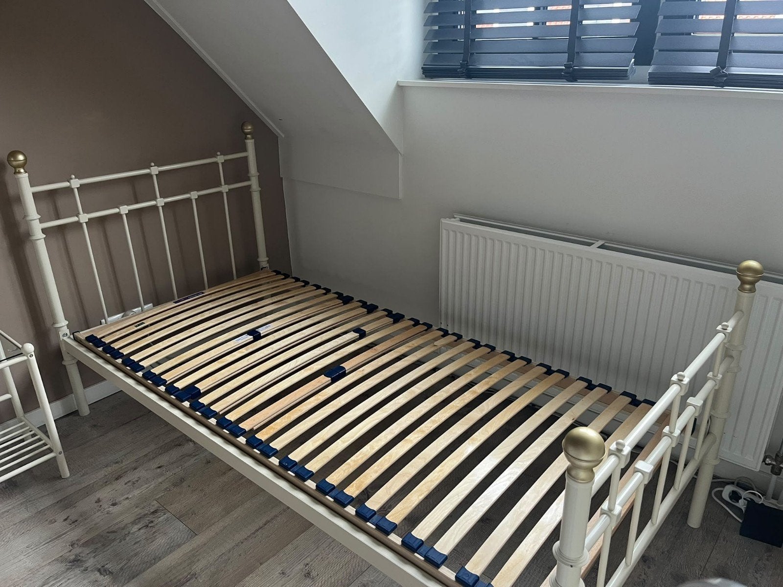 Eenpersoonsbed met lattenbodem - Wit metaal, Ophalen, Gebruikt, 90 cm, Eenpersoons