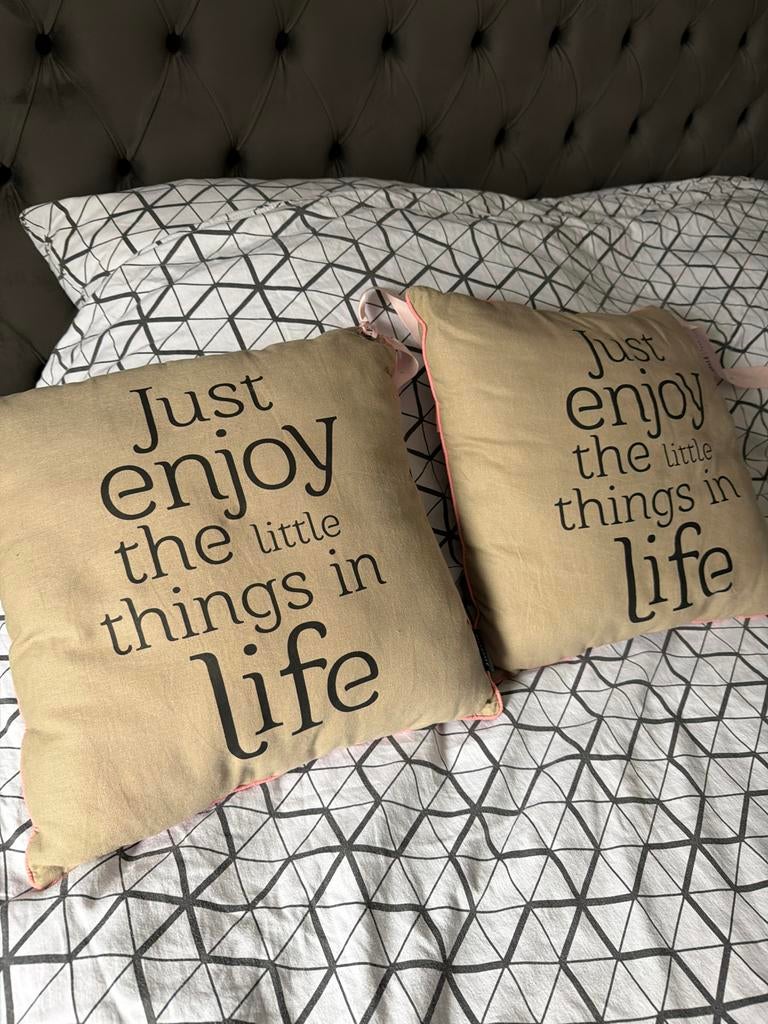 Riverdale kussens met tekst 'Just enjoy the little things', Ophalen of Verzenden, Zo goed als nieuw, Beige, Vierkant