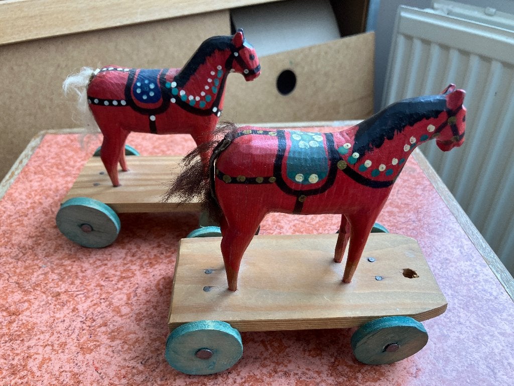 twee houten paardjes, Ophalen of Verzenden, Beeldje of Figuurtje