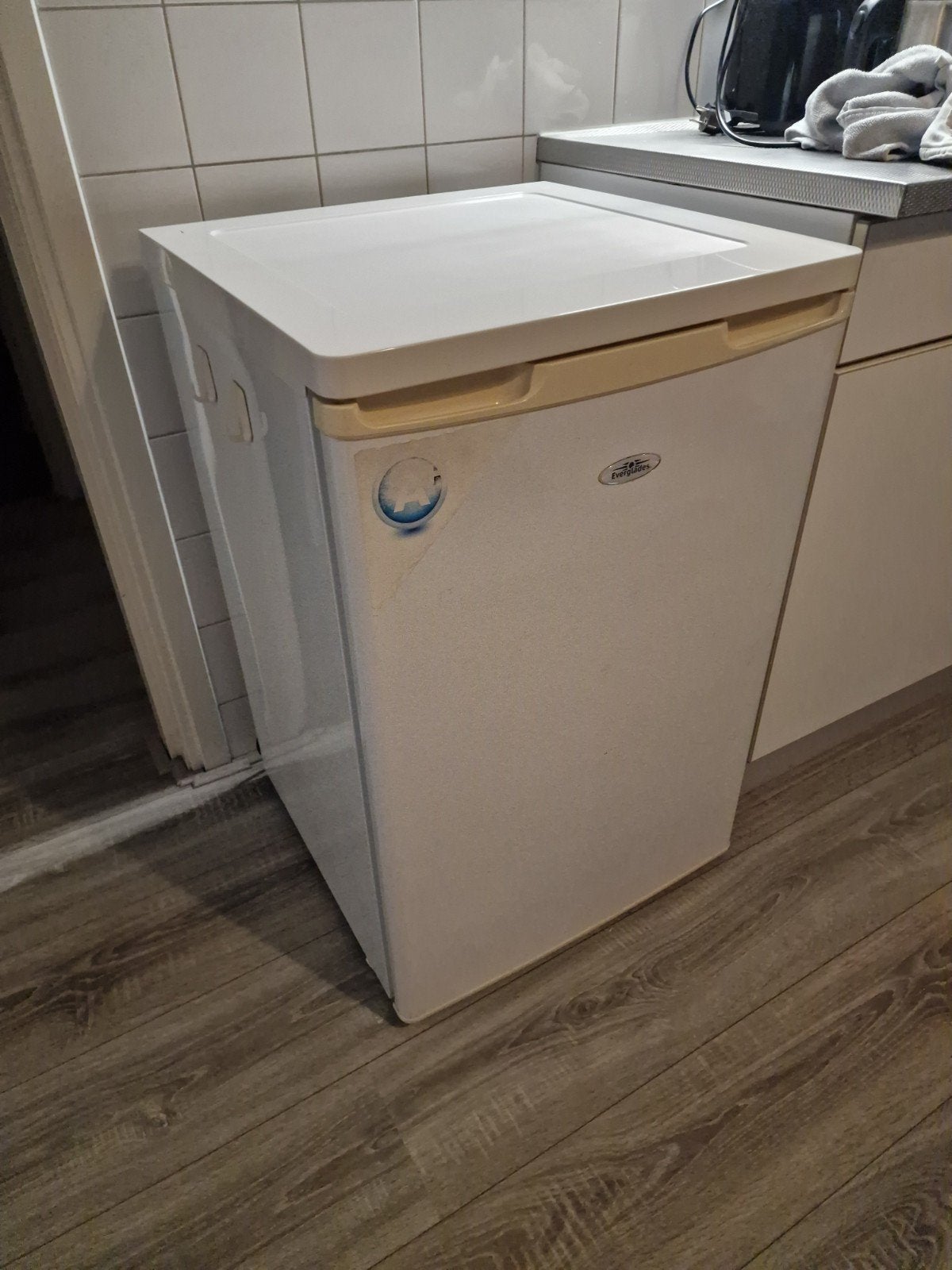 Compacte koelkast met vriesvak, Gebruikt, 75 tot 100 liter, 45 tot 60 cm, Met vriesvak