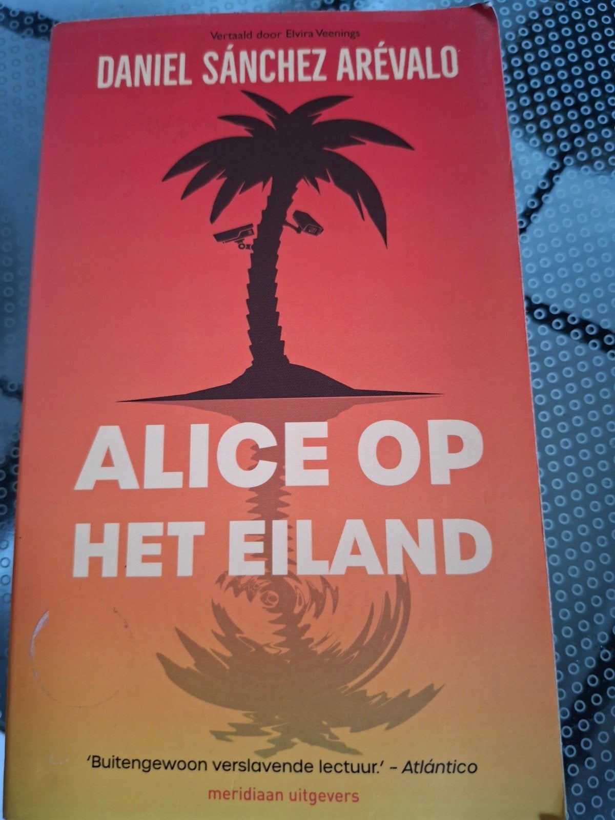Daniel Sánchez Arévalo - Alice op het eiland, Boeken, Literatuur, Zo goed als nieuw, Ophalen of Verzenden