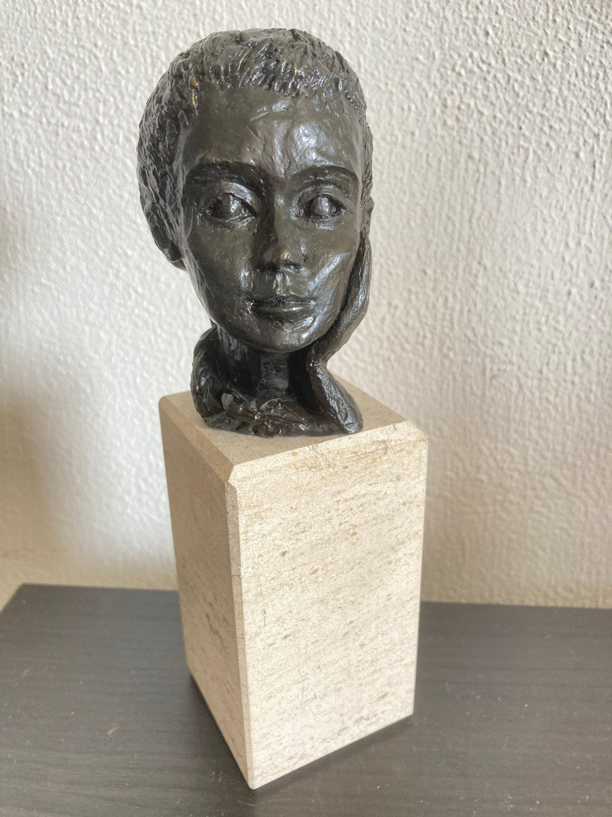 Brons sculptuur "Luisteren" van Astrid Veldhuyzen, Ophalen of Verzenden, 20 - 50 cm, Beeld, Bruin