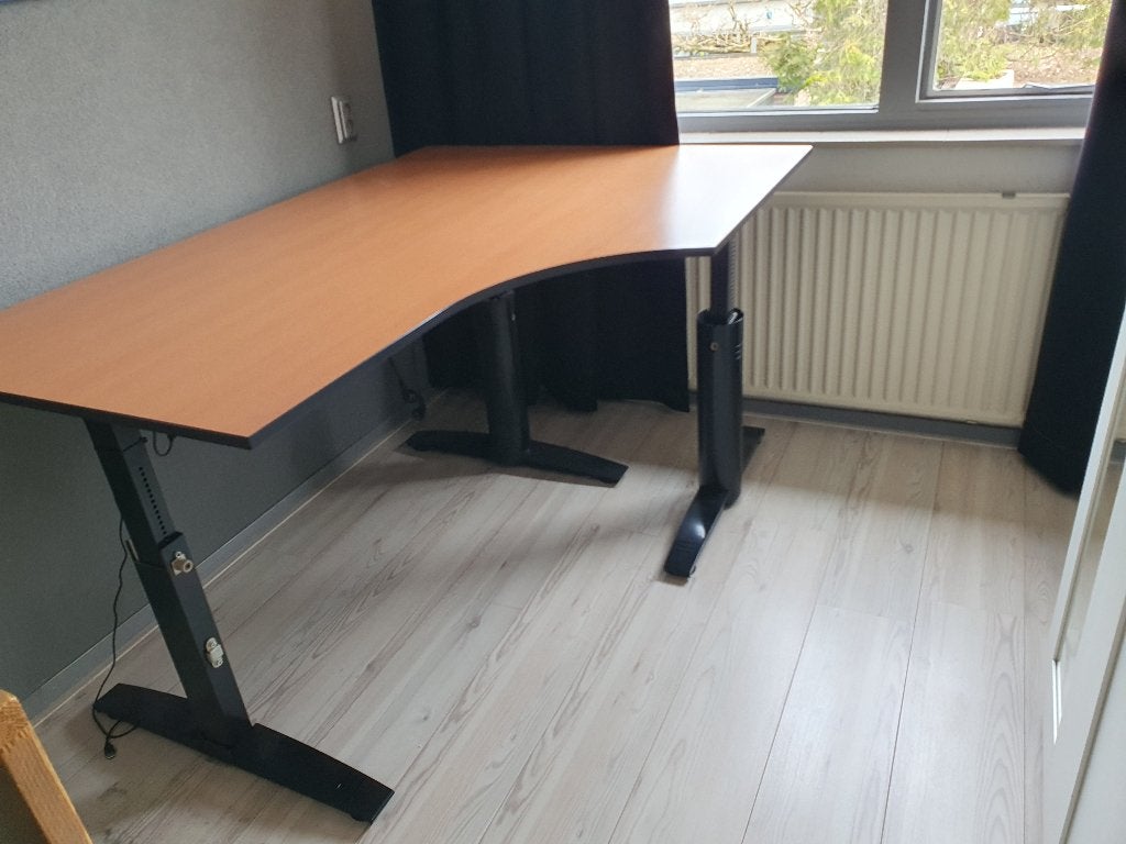 Ergonomisch bureau met buikschuif, Ophalen, 160 cm, In hoogte verstelbaar, Zo goed als nieuw