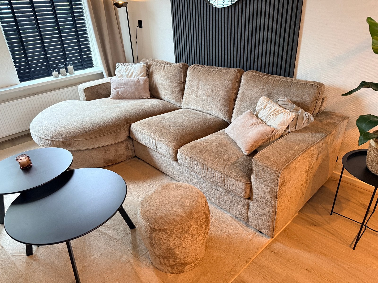 Luxe hoekbank beige/taupe + bijpassende poef – 1 jaar oud, Ophalen, Zo goed als nieuw, Vierpersoons of meer, Stof