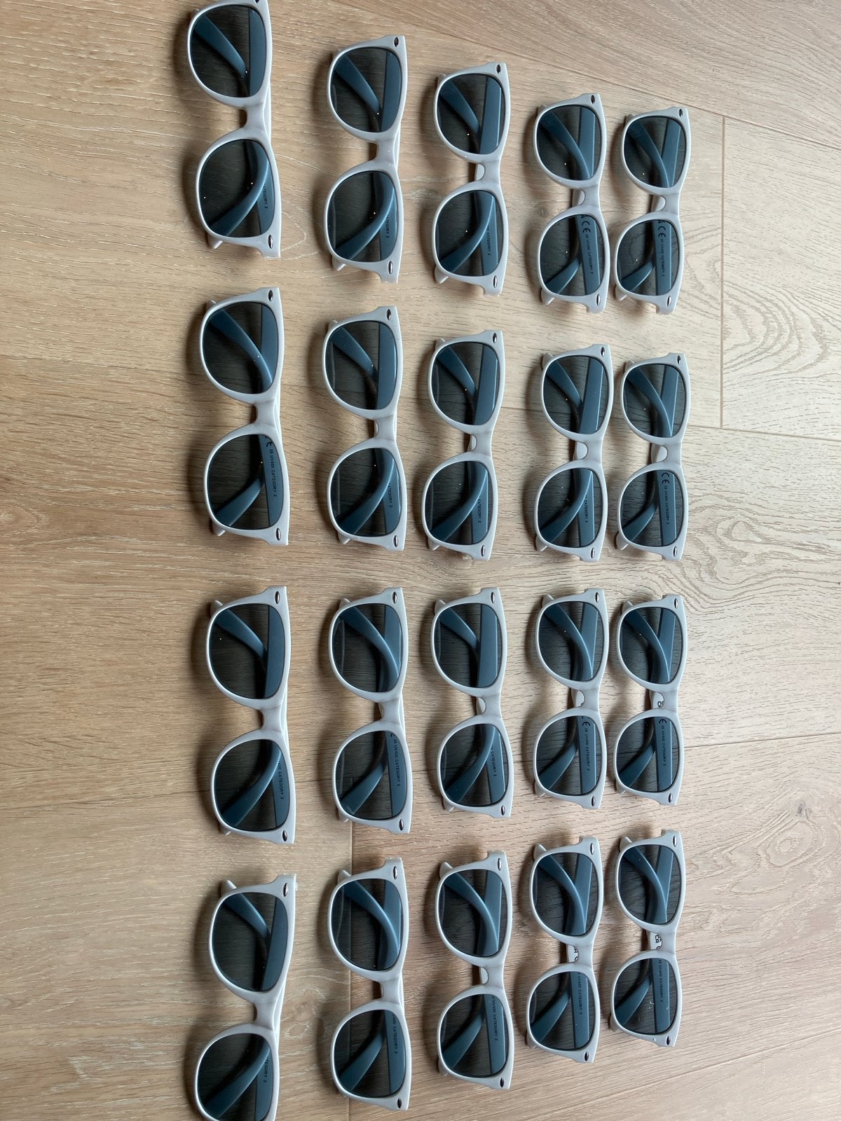 20 gloednieuwe zonnebrillen wit - partybril - geschenken, Zonnebril, Wit, Nieuw, Ophalen