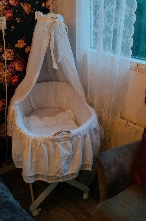 Witte rotan baby wieg, Ophalen