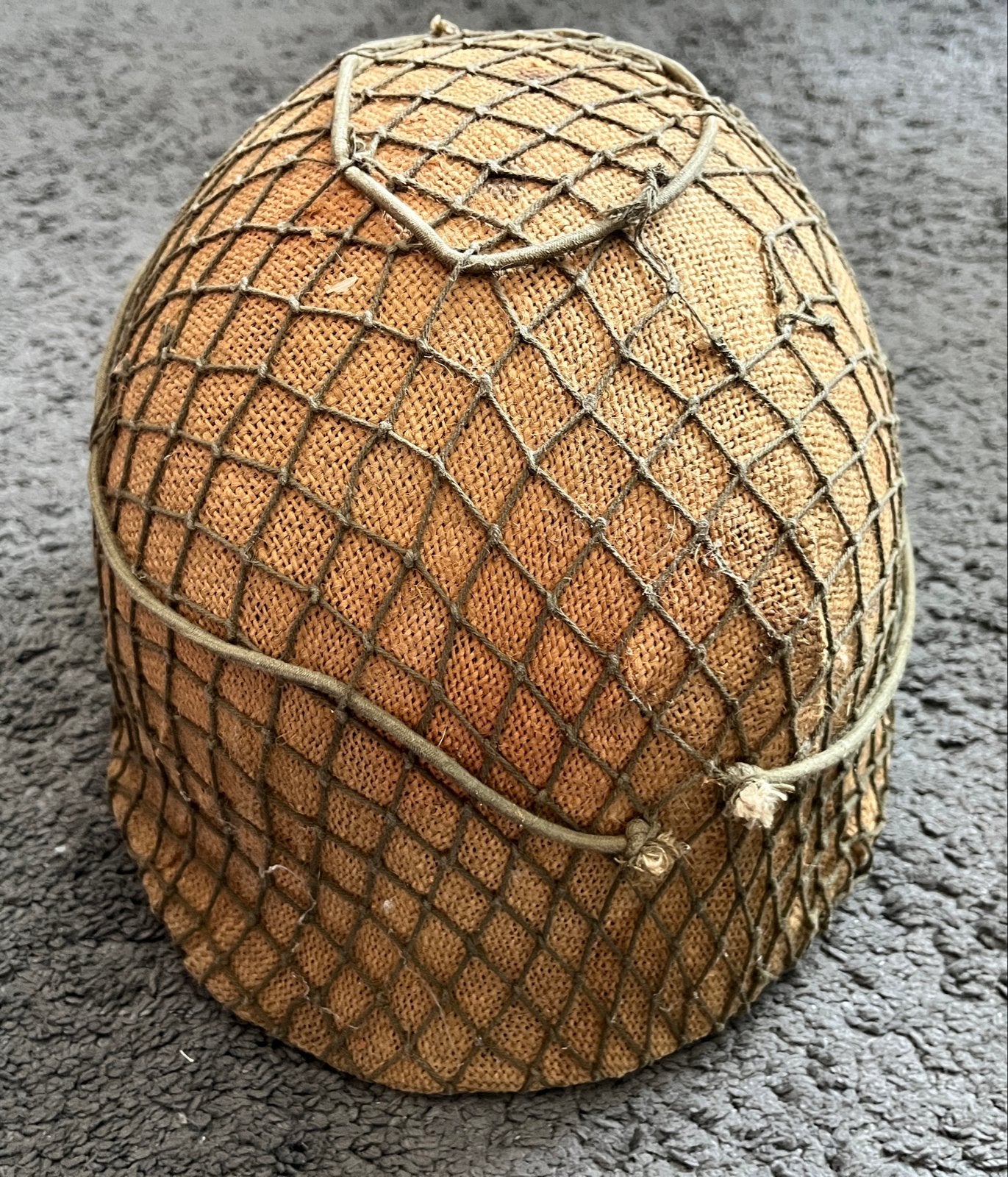 Militaire helm met net en SW 83 markering, Ophalen of Verzenden, Landmacht, Overige gebieden, Helm of Baret
