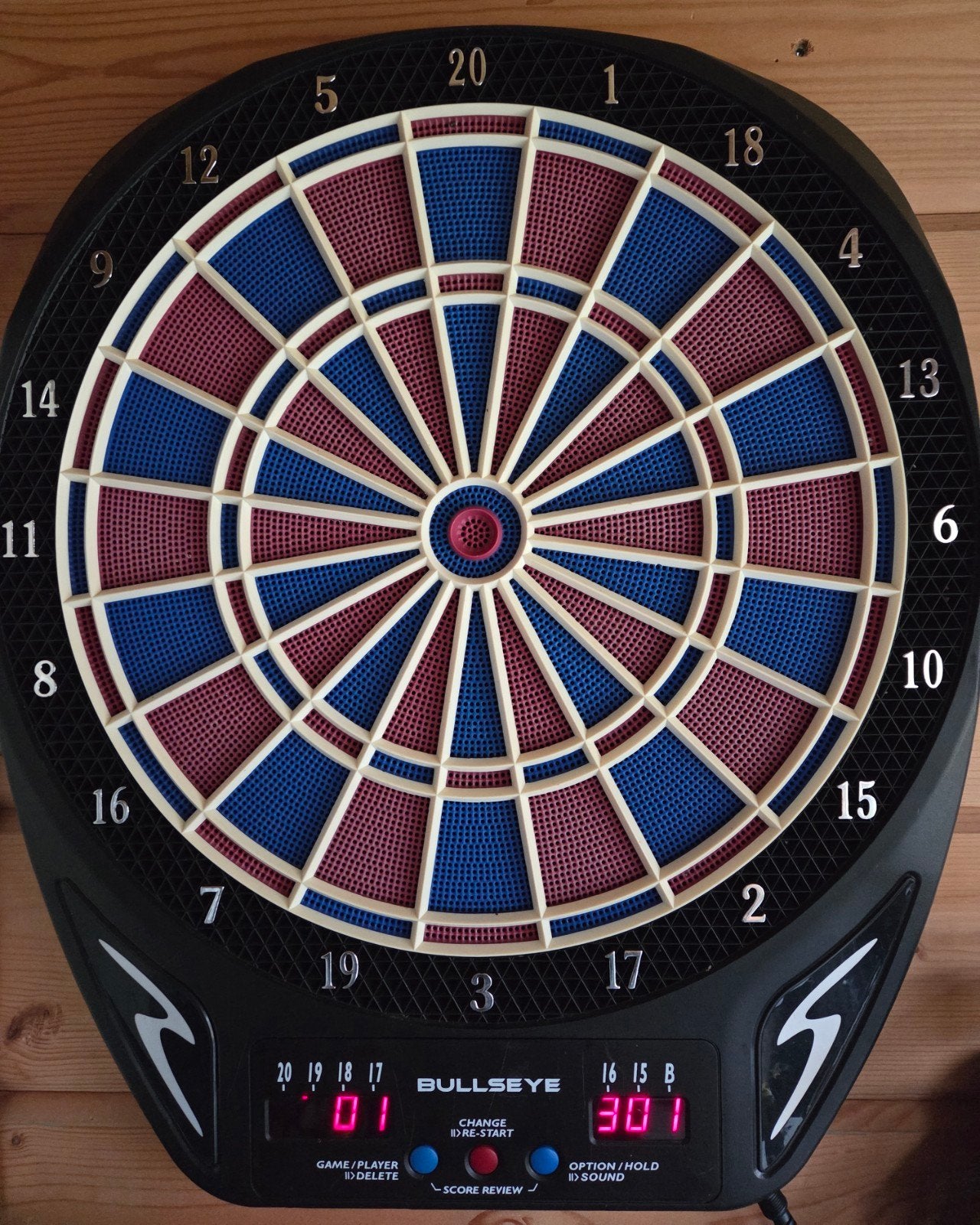 Elektronische dartbord
6 x pijlen met extra puntjes., Ophalen, Zo goed als nieuw, Dartbord met pijlen, Soft tip