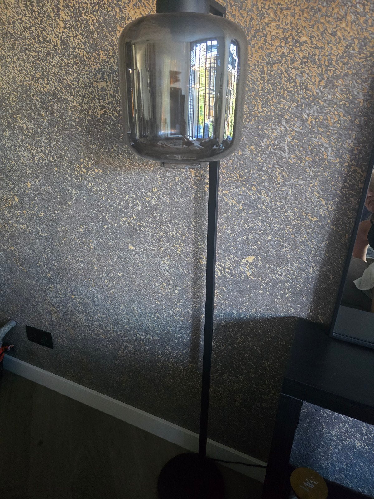 Moderne vloerlamp met rookglas kap, Ophalen, E27 (groot), Zo goed als nieuw, Glas