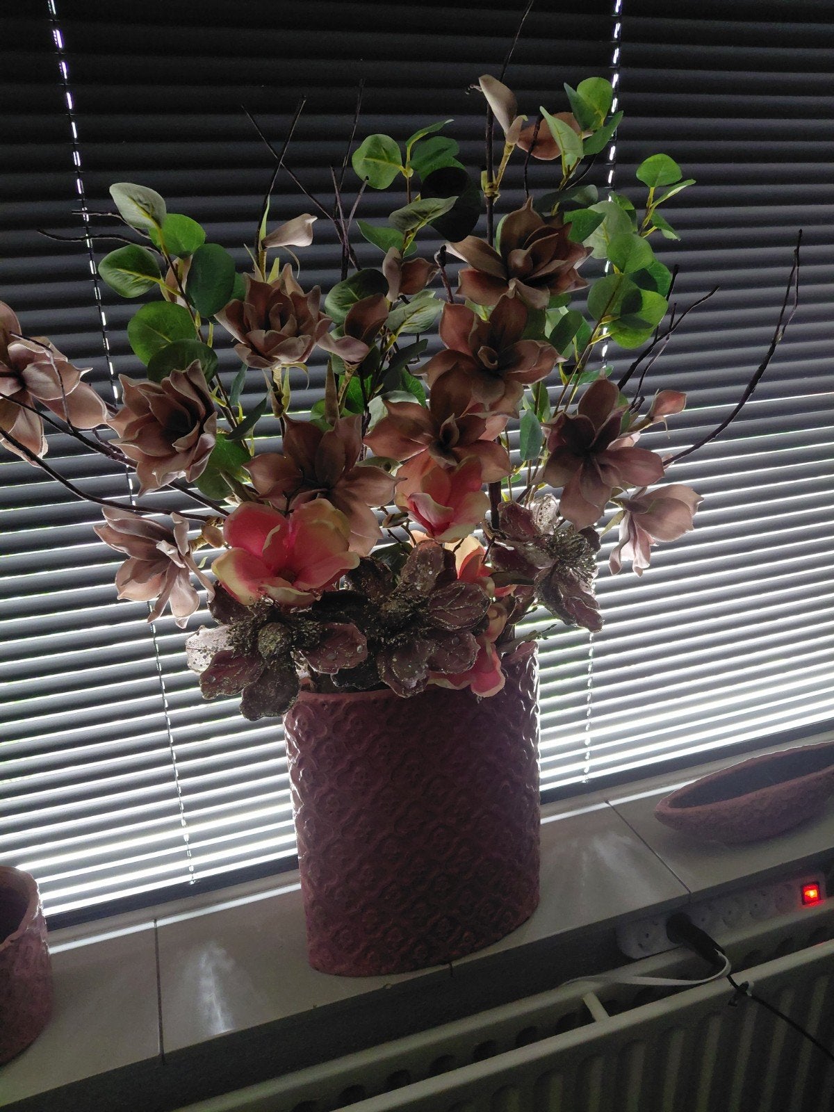 Decoratieve vaas met kunstbloemen en schaal, Overige materialen, Gebruikt, Ophalen of Verzenden, Met patroon/structuur