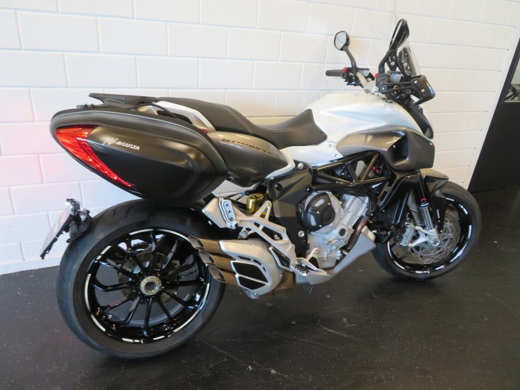 MV Agusta STRADALE 800 ABS RIVALE TOPSTAAT! (bj 2017), Bedrijf, Sport