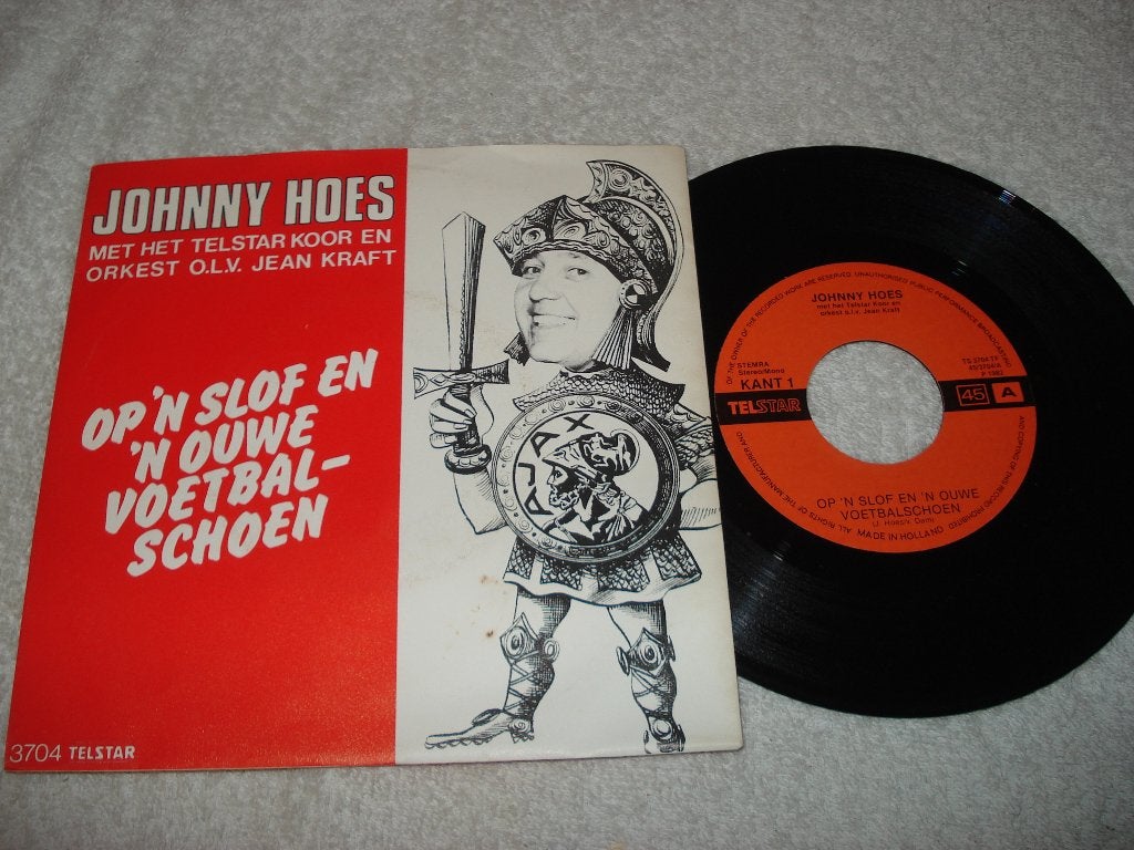 Voetbal   Johnny Hoes  Op Een Slof  Telstar  Orgineel, Fotohoes, Ophalen of Verzenden, Zo goed als nieuw, Nederlandstalig