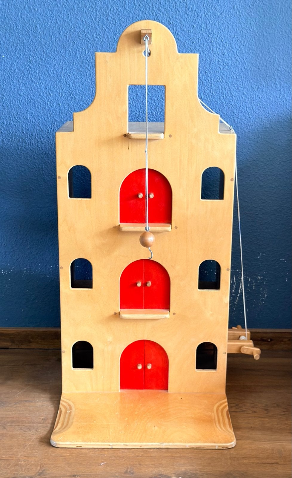 Houten grachtenpand poppenhuis met hijskraan, Ophalen of Verzenden, Gebruikt, Meubelstuk of Keukentje
