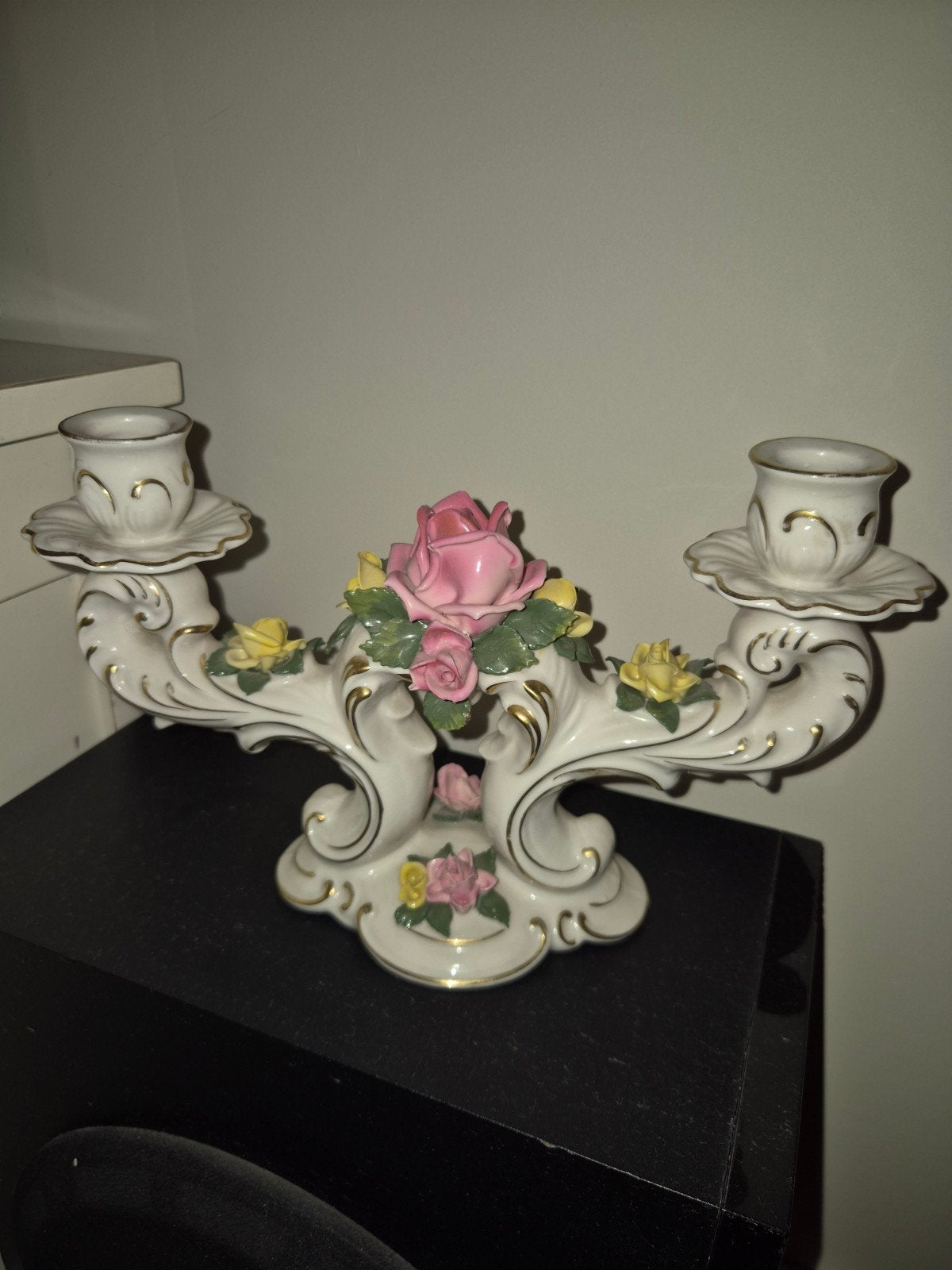 Antieke porseleinen kandelaar met bloemmotief, Ophalen of Verzenden, Keramiek of Aardewerk