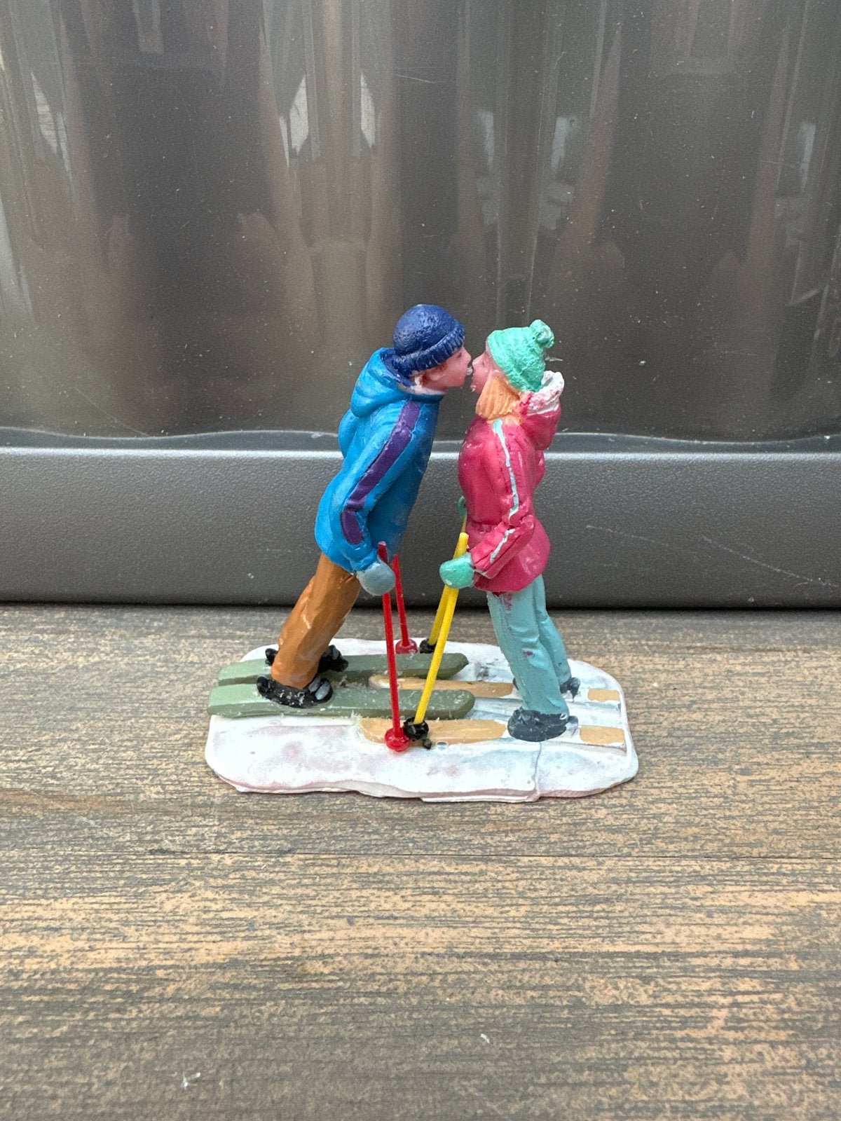 Lemax figuurtjes Skiërs beeldje - Winterkus, Ophalen of Verzenden, Gebruikt