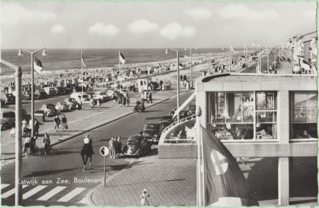 Katwijk aan Zee Boulevard '68.veel auto's o.a. VW BrilKever, Ophalen, 1960 tot 1980, Gelopen, Zuid-Holland