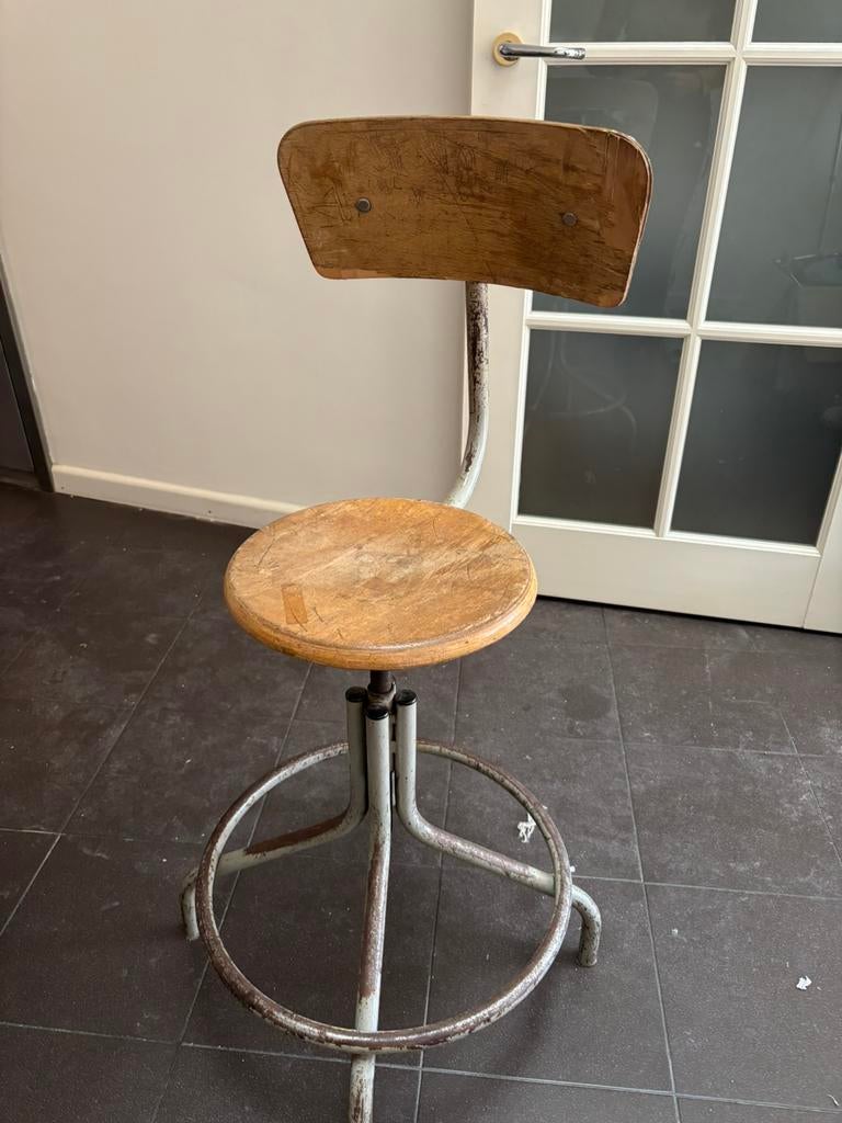 Vintage barkruk oude schoolbank loods 5, Ophalen, 60 tot 90 cm, Zo goed als nieuw, 1 kruk