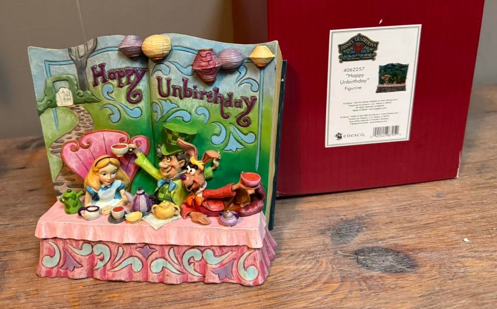 Alice in Wonderland storybook Disney Traditions, Verzamelen, Ophalen of Verzenden, Overige figuren, Zo goed als nieuw, Beeldje of Figuurtje