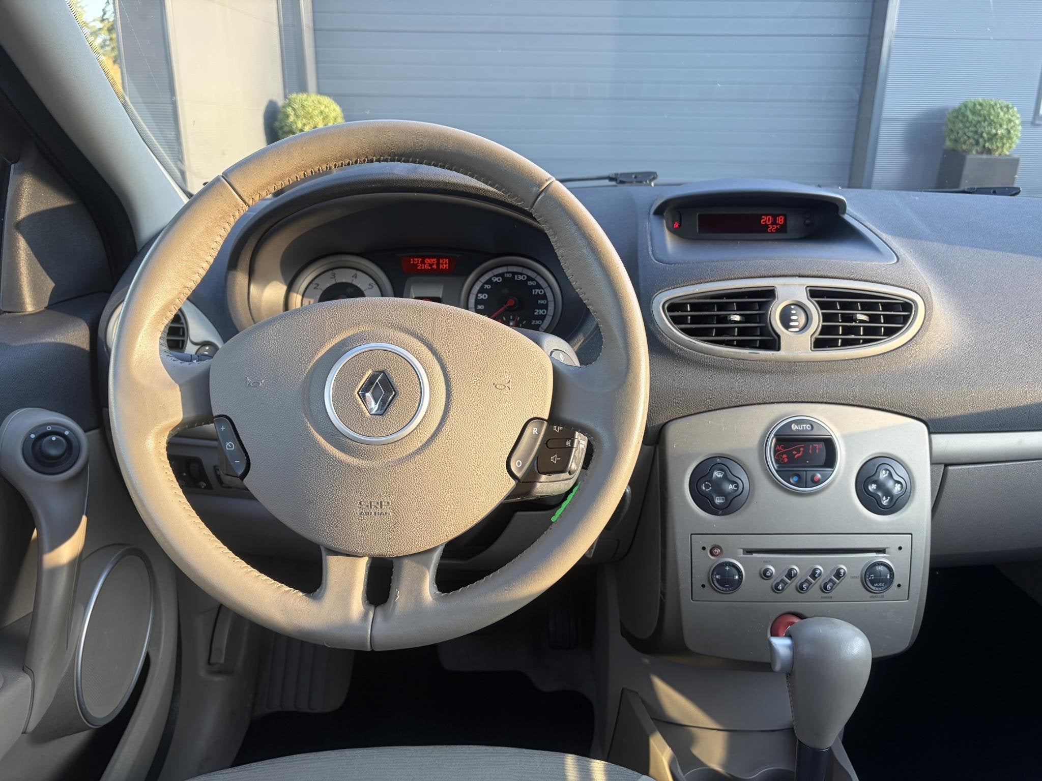 Renault Clio 1.6-16V Dynamique Luxe Automaat l D-riem vv in, Gebruikt, 4 cilinders, 1165 kg, Blauw