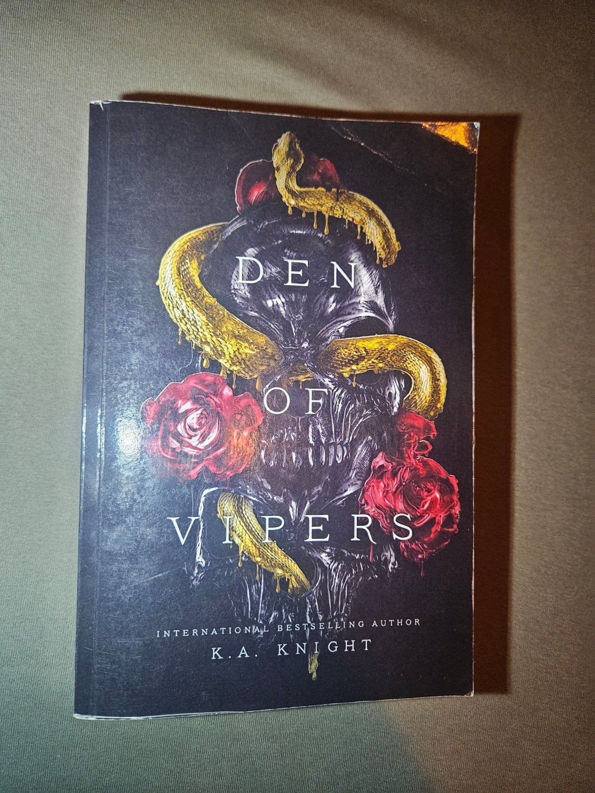 den of vipers boek, Boeken, Ophalen of Verzenden, Gelezen, K a  knight