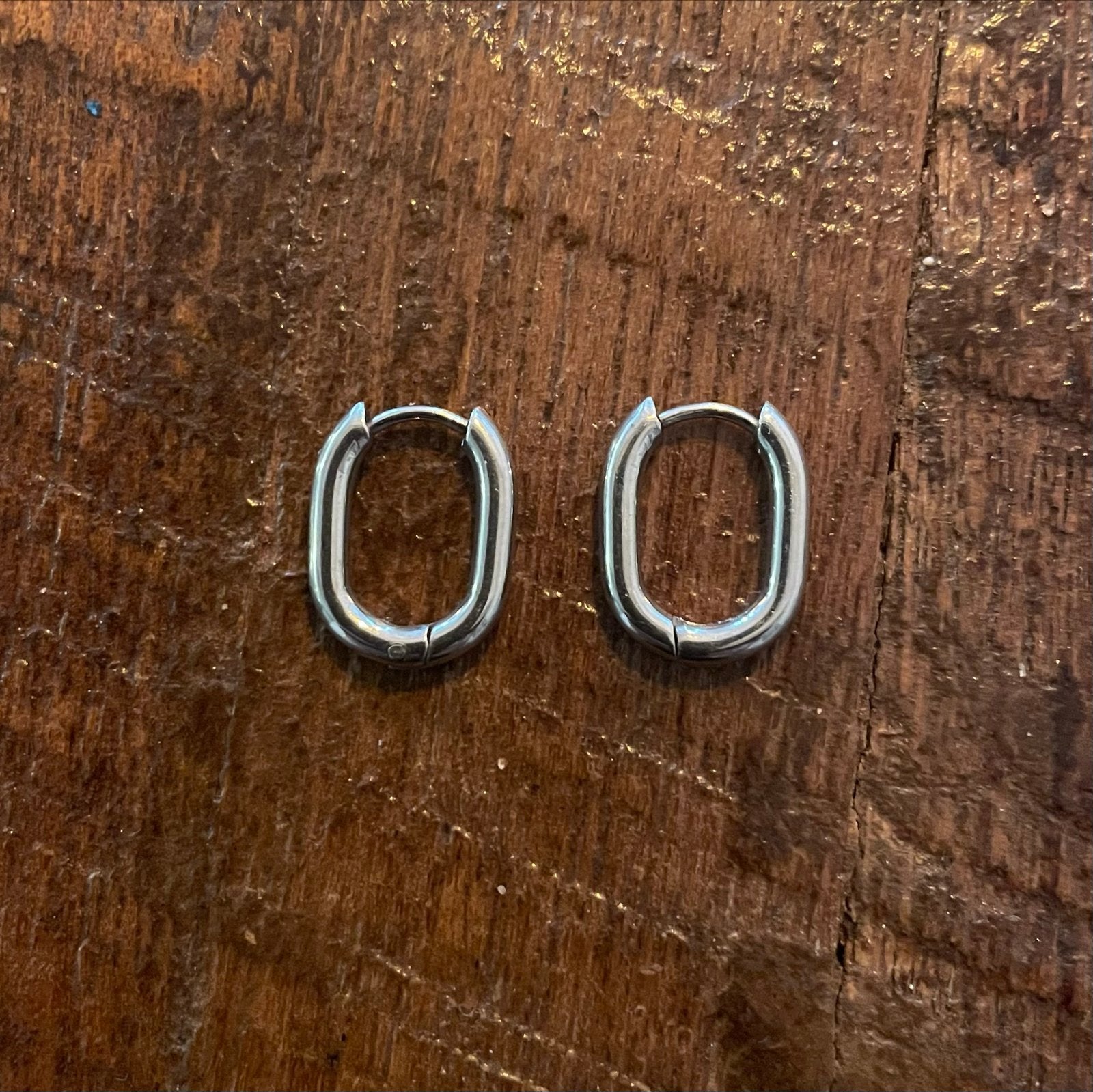 Zilverkleurige oorringen met kliksluiting - ongedragen, Overige materialen, Hangers, Verzenden, Nieuw