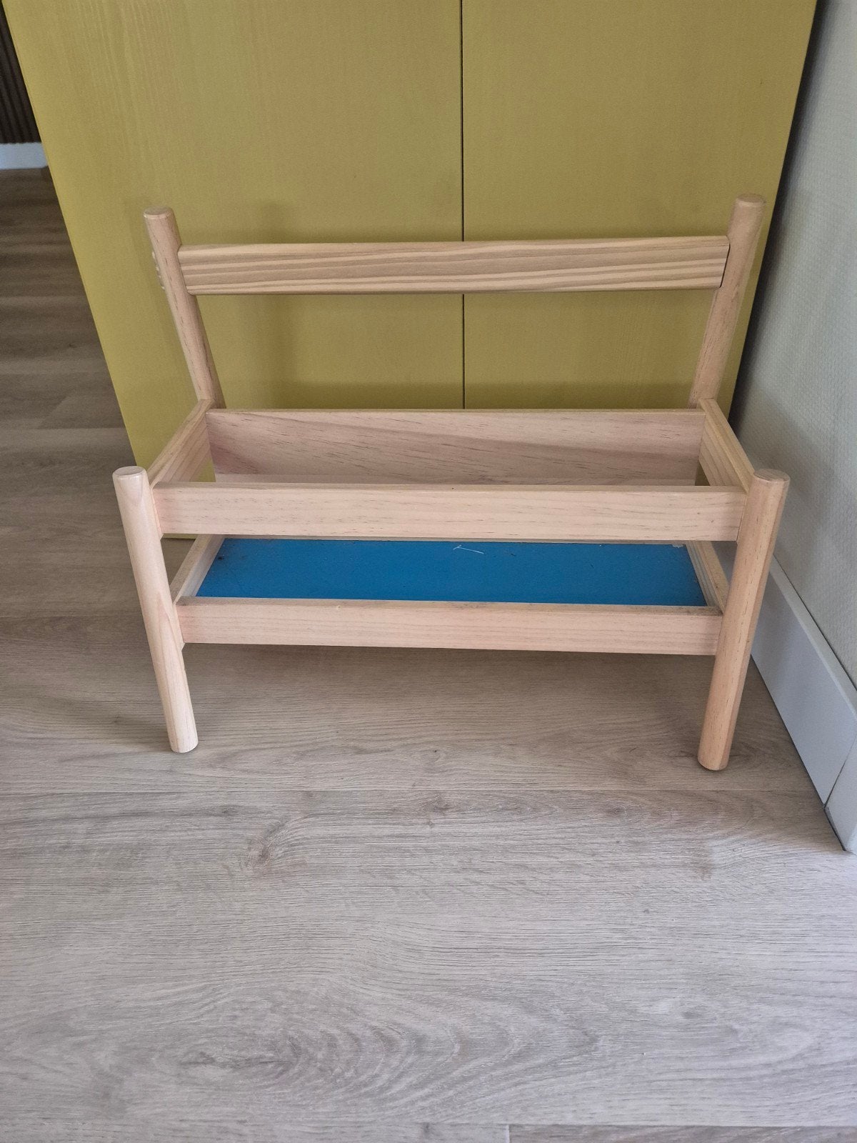 Houten boekenrekje met blauwe accenten, Met plank(en), Minder dan 50 cm, Gebruikt, Modern, Speels