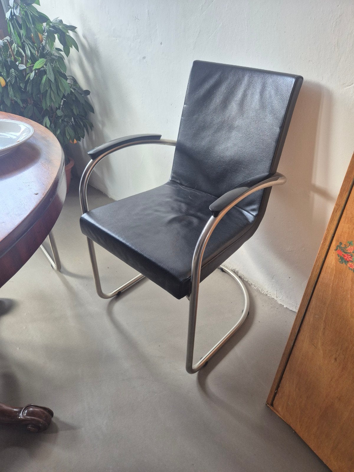 4 Gispen Today eetkamerstoelen - zwart leer, Gebruikt, Modern, Industrieel, Zwart, Ophalen of Verzenden