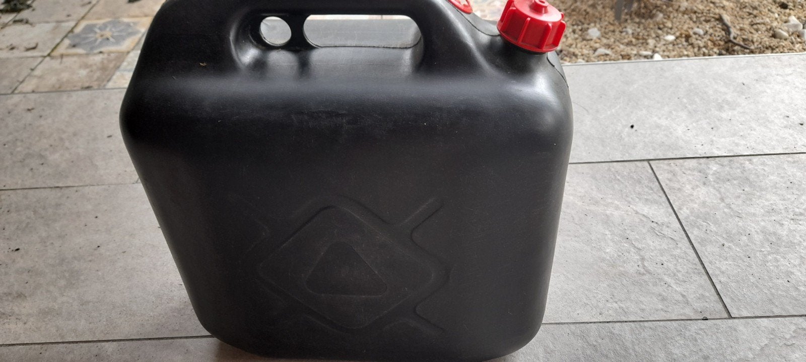 Zwarte jerrycan met rode dop 20 liter, Ophalen