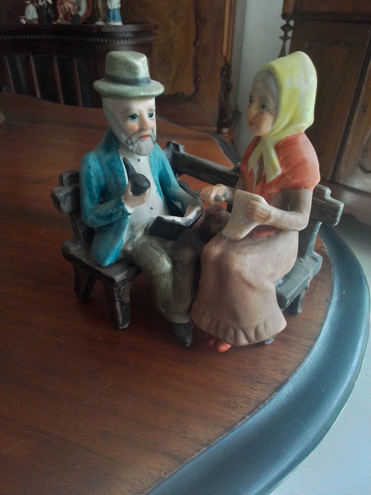 Beeldje: Opa en oma op bankje, Ophalen of Verzenden, Zo goed als nieuw, Mens