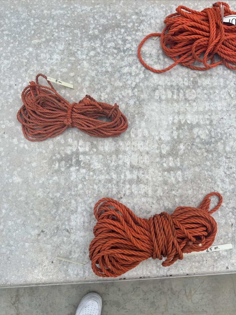 Diverse lengtes oranje gevlochten touw, Ophalen, Gebruikt, Lijn of Blok