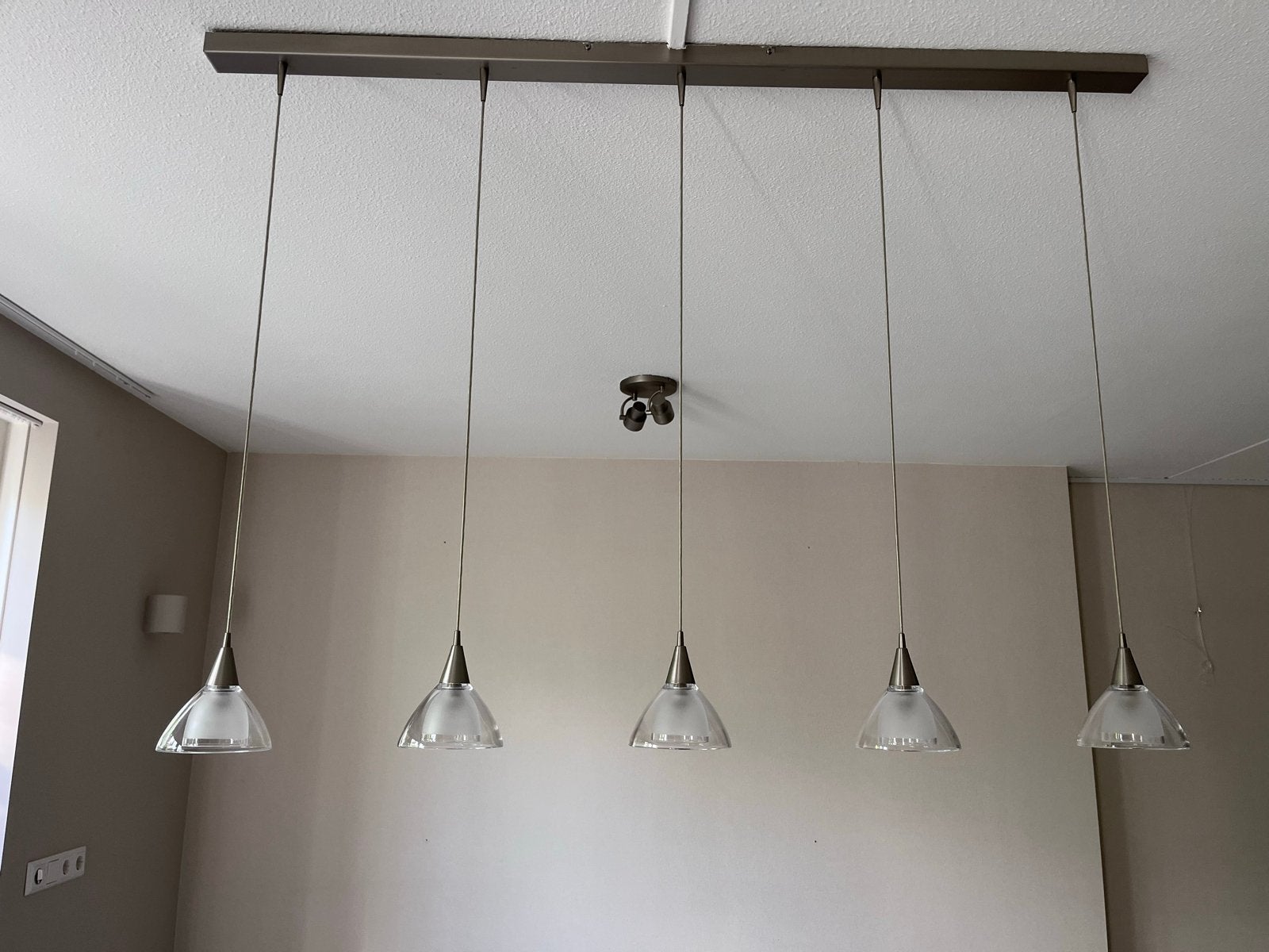 Moderne hanglamp met 5 glazen kappen, Ophalen, Zo goed als nieuw, Glas, E14 (klein)