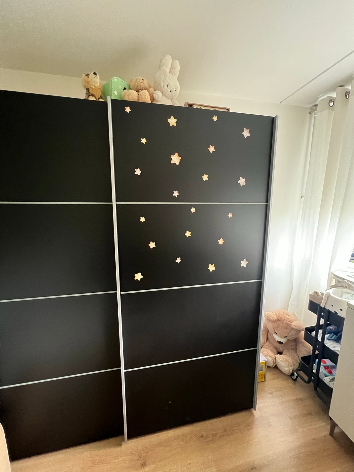Zwarte kledingkast met schuifdeuren en sterren, Huis en Inrichting, Ophalen, Met plank(en), Gebruikt, 100 tot 150 cm