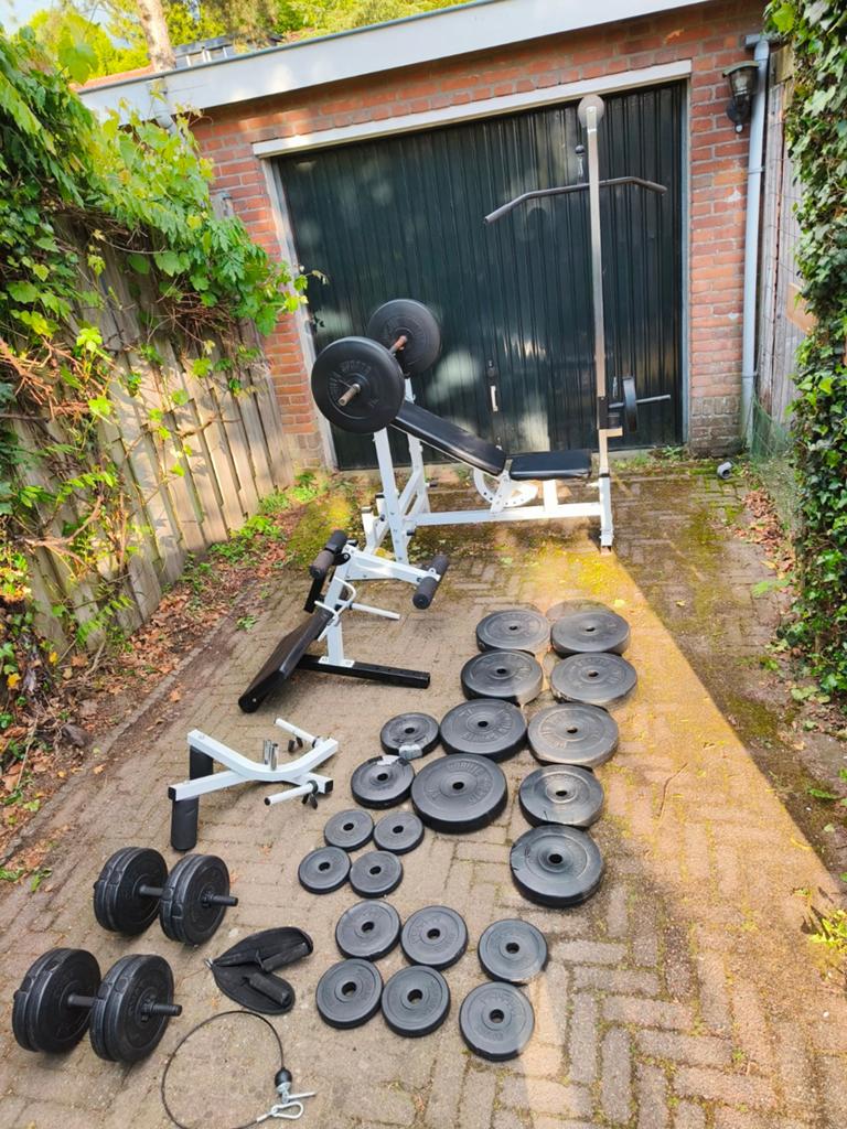 Fitness station met 144 kilo aan gewichten + accessoires, Ophalen, Gebruikt, Benen, Fitnessbank