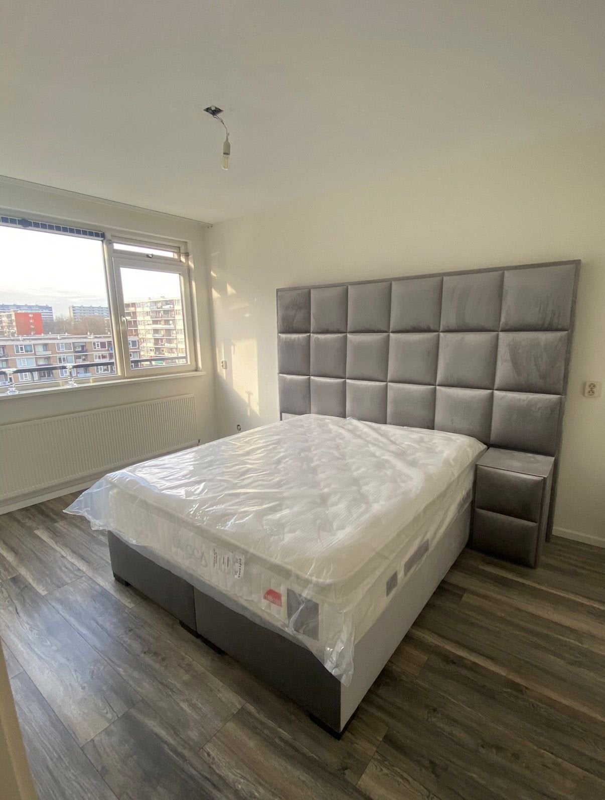 Luxe bed met hoofdbord inclusief nachtkastjes