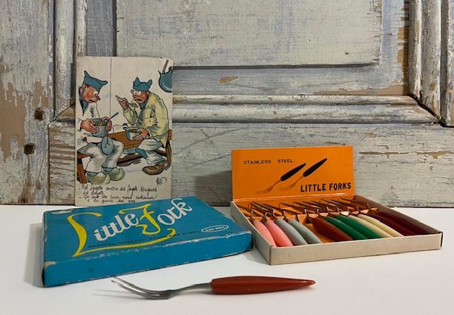 Vintage roestvrij metalen vorkjes met kunststof handvat, Ophalen of Verzenden, Zo goed als nieuw, Rvs of Chroom, Los bestek