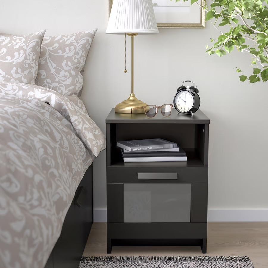 IKEA BRIMNES Nachtkastje - Zwart met lade en open vak, Huis en Inrichting, Slaapkamer | Nachtkastjes, Ophalen, Gebruikt, Minder dan 45 cm