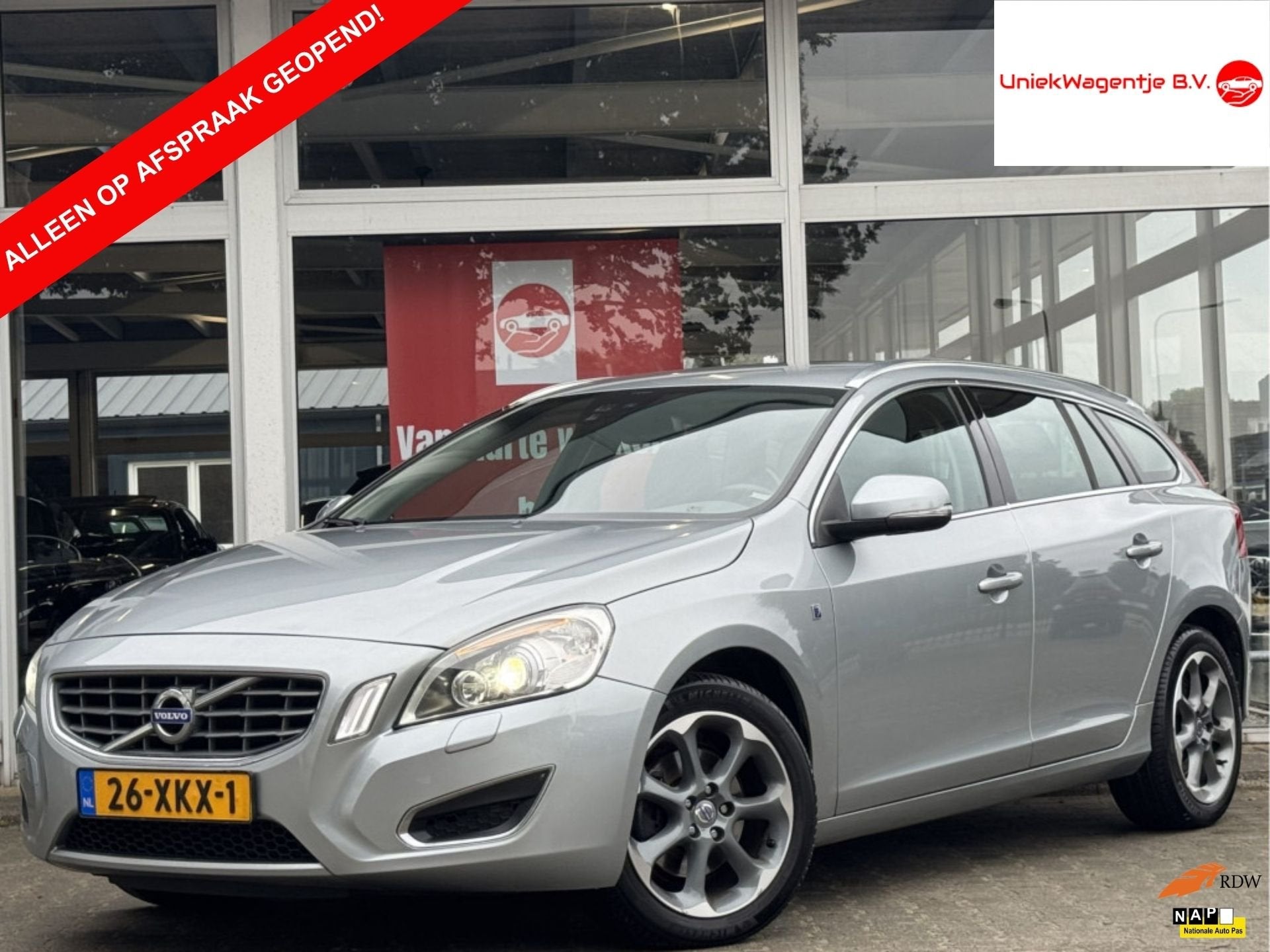 Volvo V60 1.6 T3 SUMMUM | NL-AUTO! | DEALER OH! | TREKHAAK!, Auto's, Voorwielaandrijving, Gebruikt, Zwart, 4 cilinders